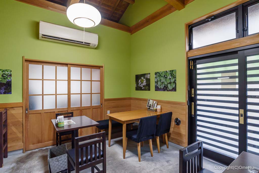 青梅市・御岳渓谷の、隼の店内