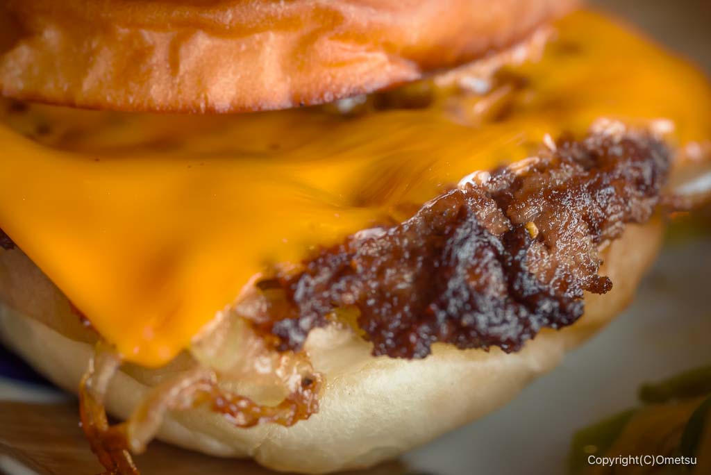 青梅のハンバーガー店・杉屋の、チーズハンバーガー