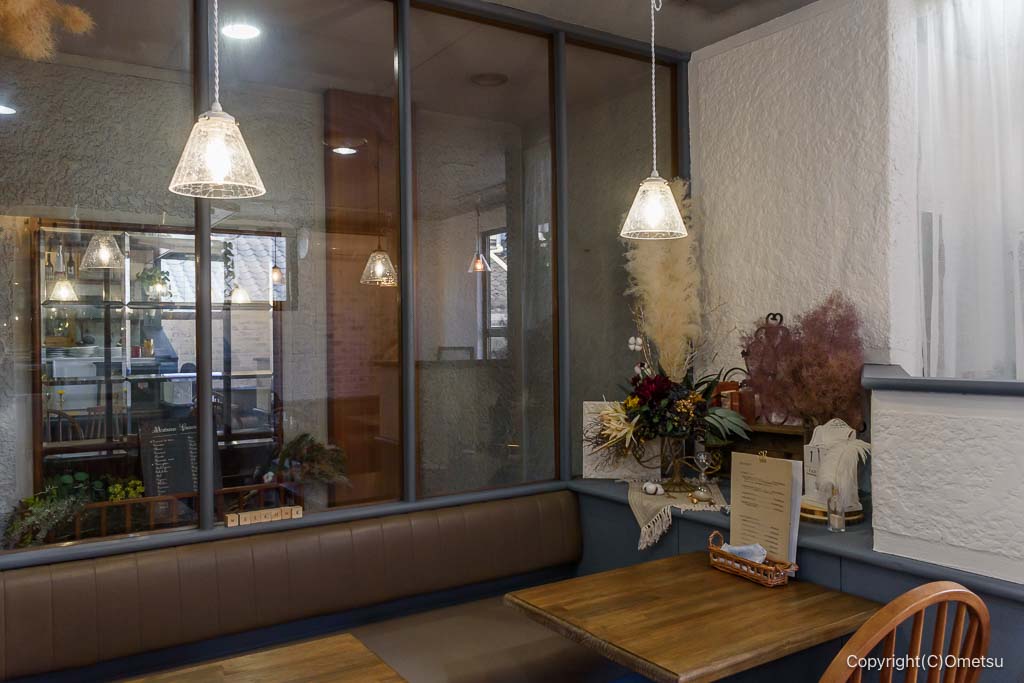 羽村駅西口の、カフェ フェリーチェのテーブル席