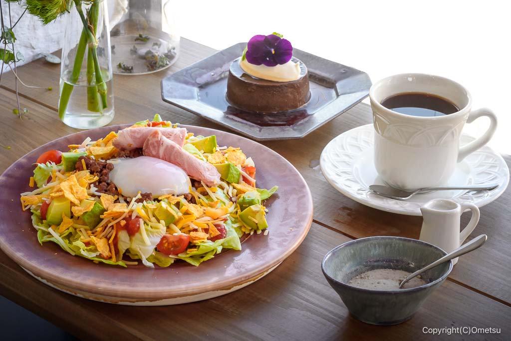 羽村駅西口の、カフェ フェリーチェの、タコライス・ドルチェセット