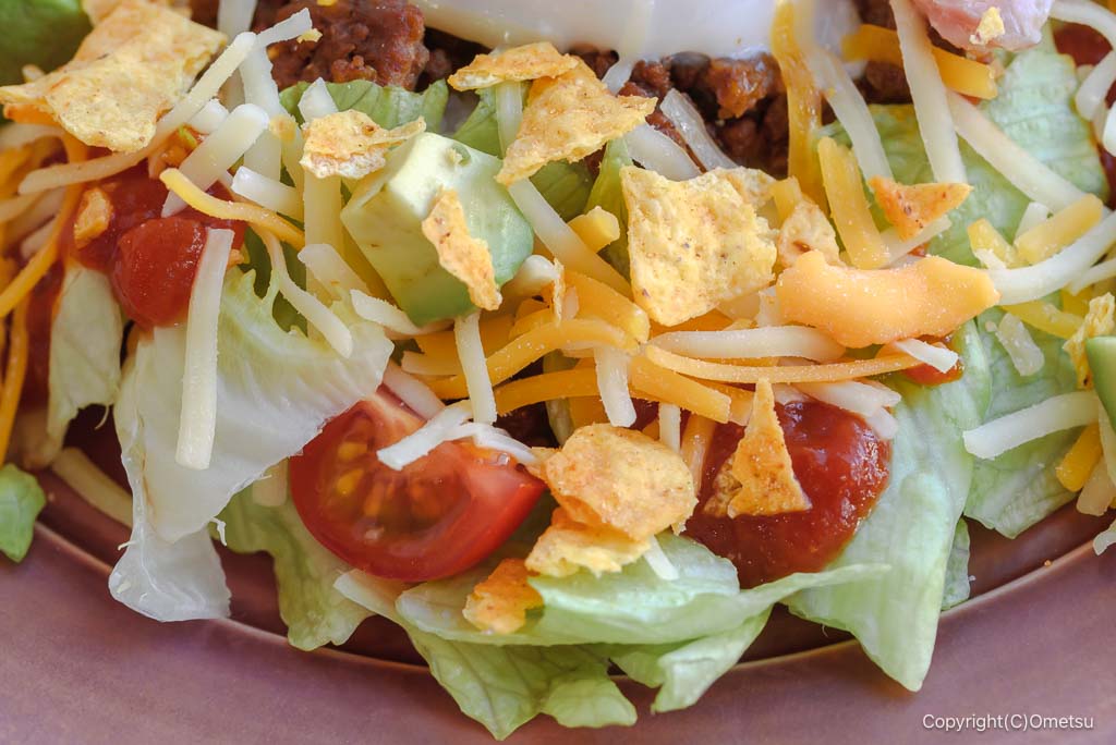 羽村駅西口の、カフェ フェリーチェの、タコライスの野菜とチーズ