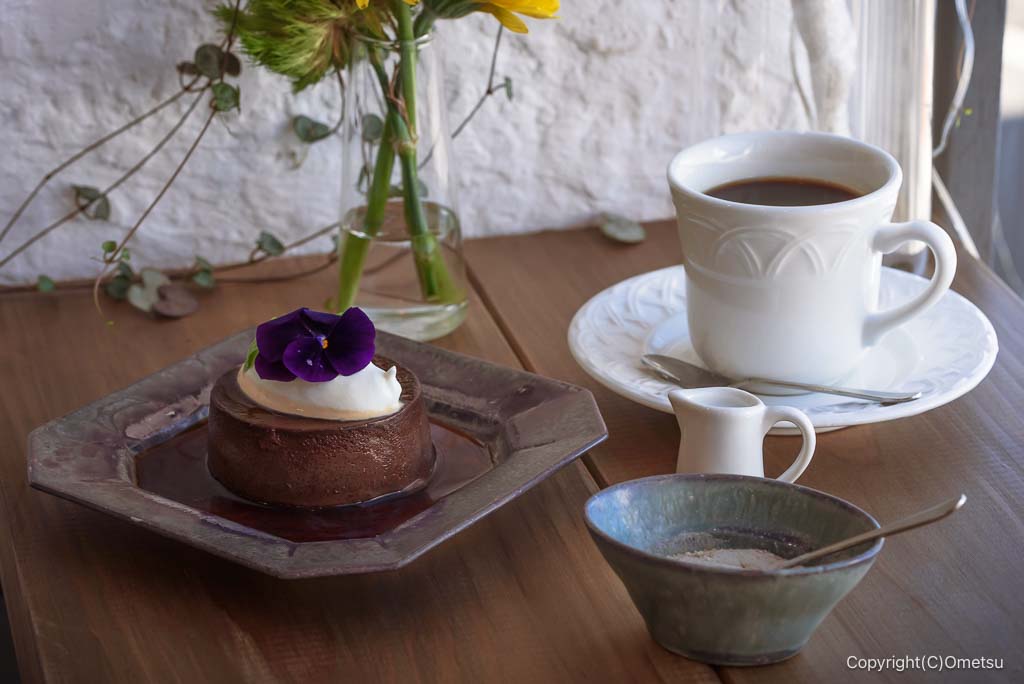 羽村駅西口の、カフェ フェリーチェの、アメリカーナ・コーヒーと、ドルチェ