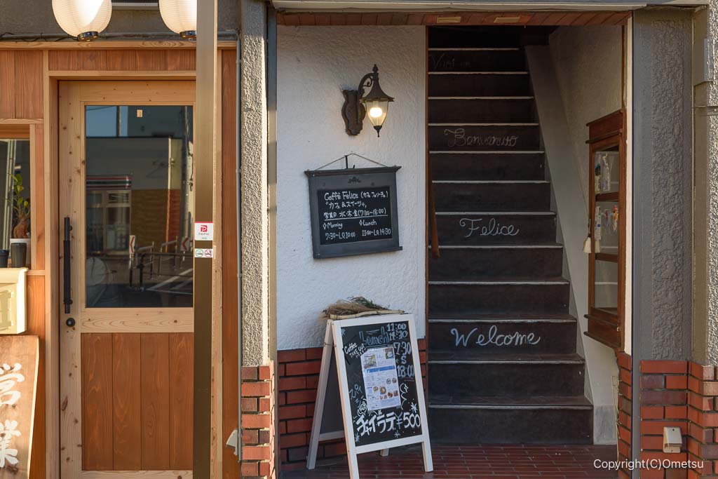 羽村駅西口の、カフェ フェリーチェ入口