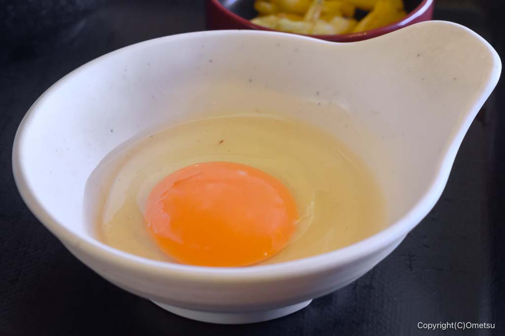 久兵衛屋 青梅新町店の、朝食・肉汁定食の、割った卵