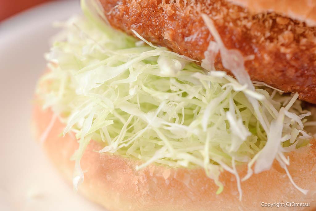 福生市・フォルテの、コロッケパンのキャベツ