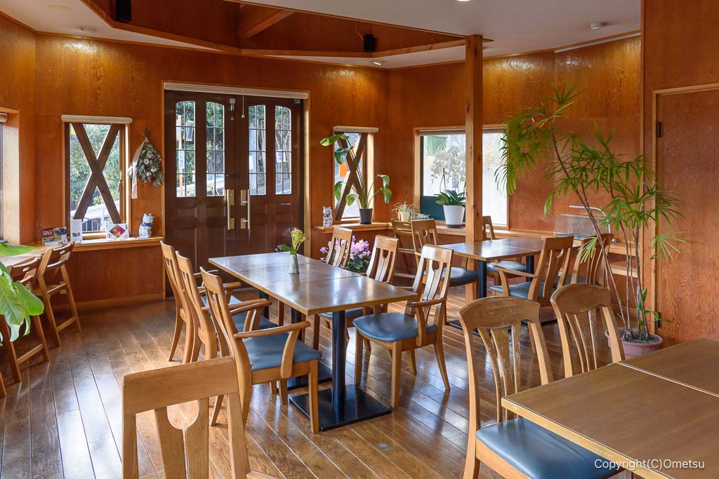 青梅・釜の淵公園近くのハンバーガー店・杉屋の店内