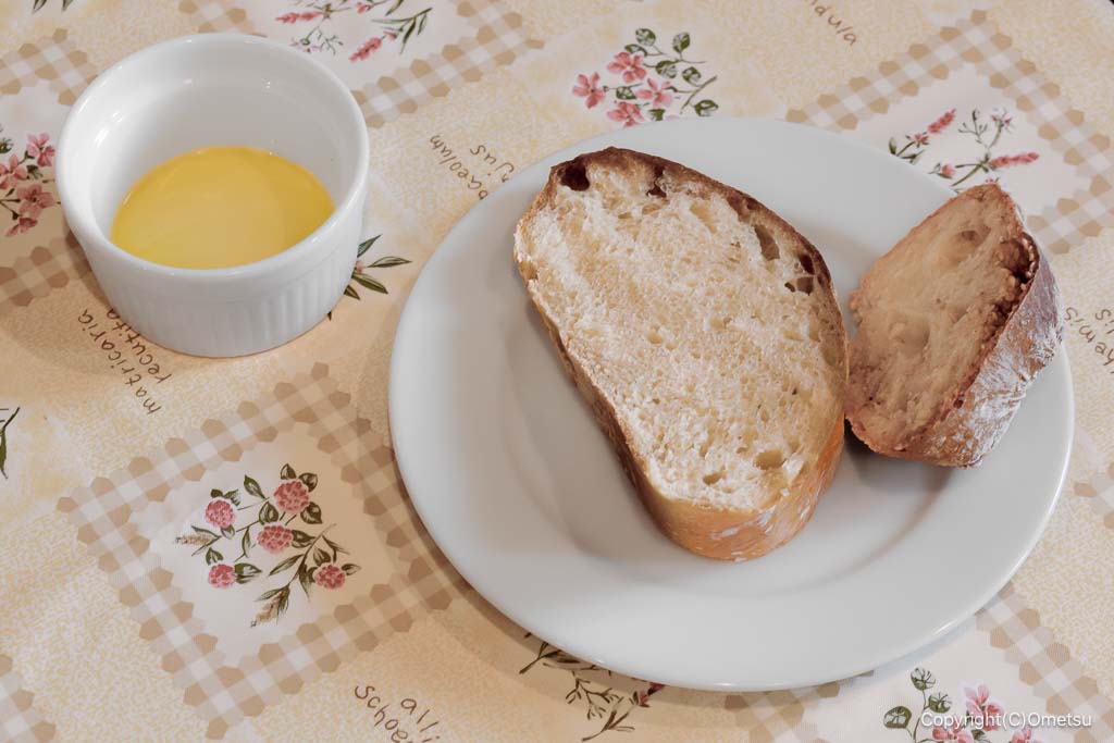 羽村 WINSTUB 4416の、自家製パンとオリーブオイル