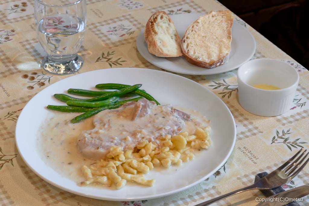 羽村 WINSTUB 4416の、ランチ・メインとパン