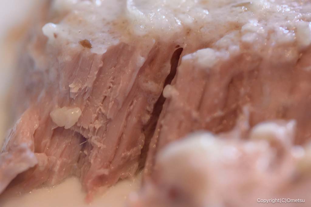 羽村 WINSTUB 4416の、ポーク蒸し煮・キノコクリームソースの肉