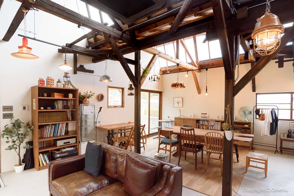 青梅市・梅郷の、ノコギリカフェの店内