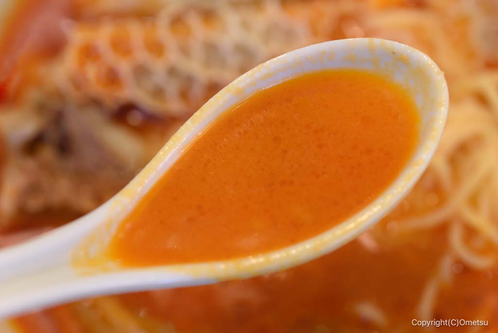 瑞穂町・ソーゴーチントンランの、坦々麺の、スープ