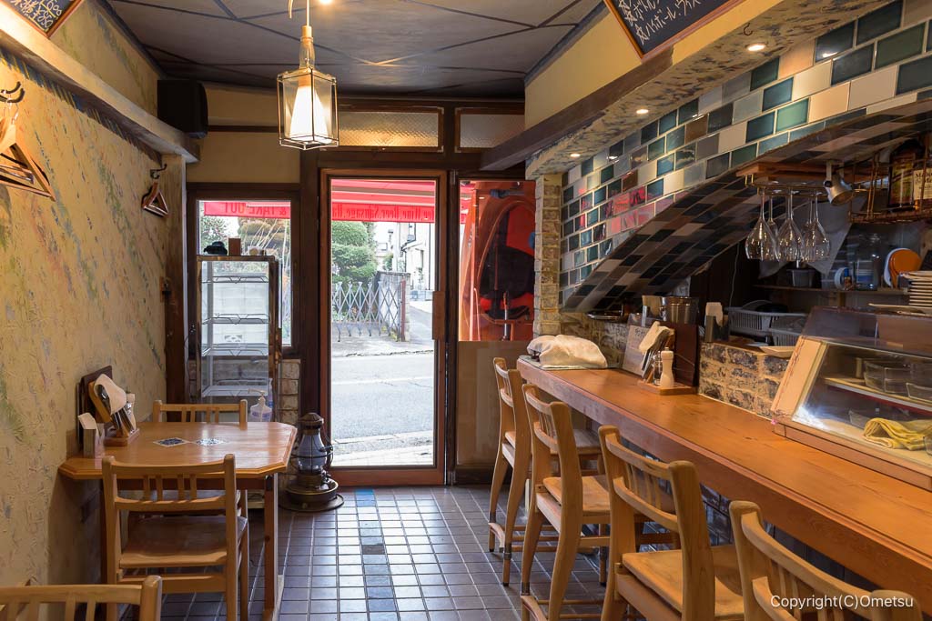 羽村の「カフェ バー アクアヴィータ」の店内