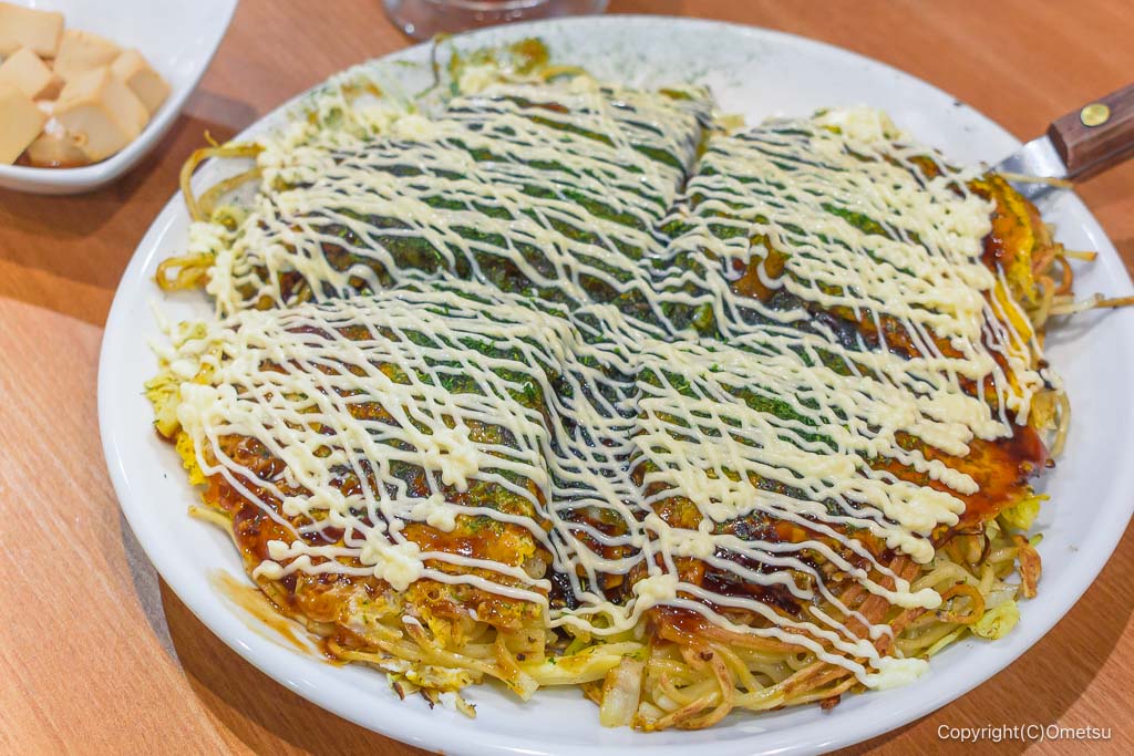 広島お好み焼きホプキンスの、肉玉そば、マヨネーズかけ