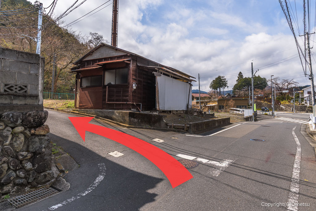 青梅市・畑中の、赤ぼっこ登山口入口