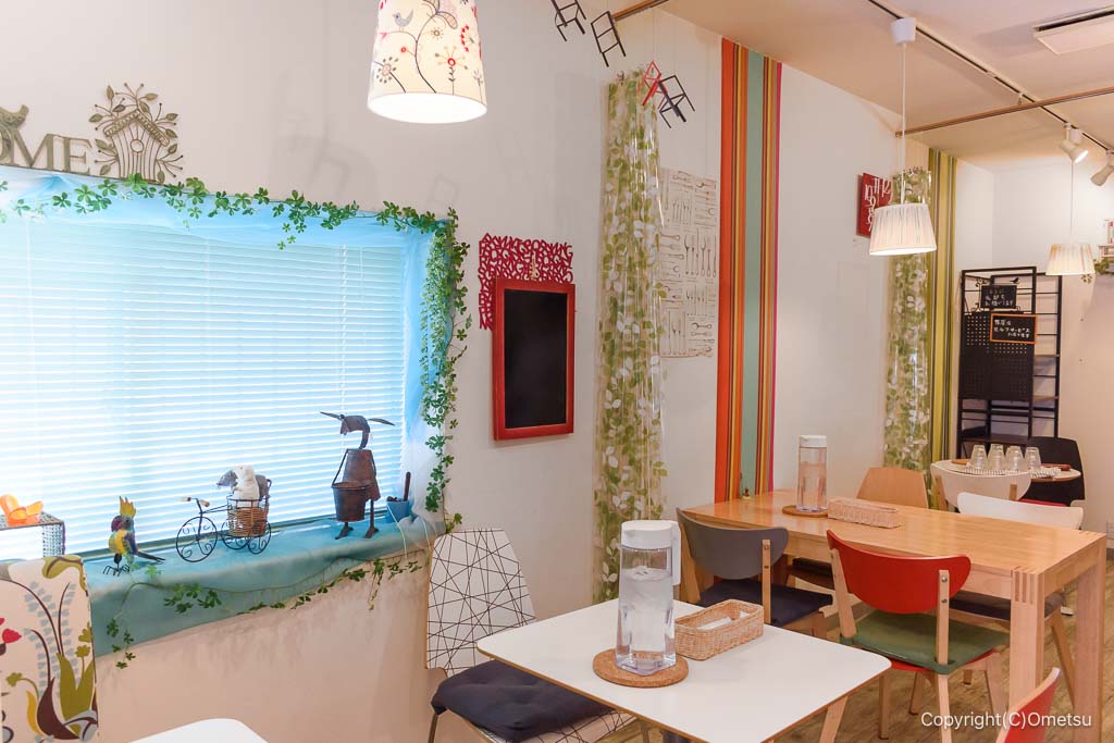 青梅のカレー店・クミンのテーブル席