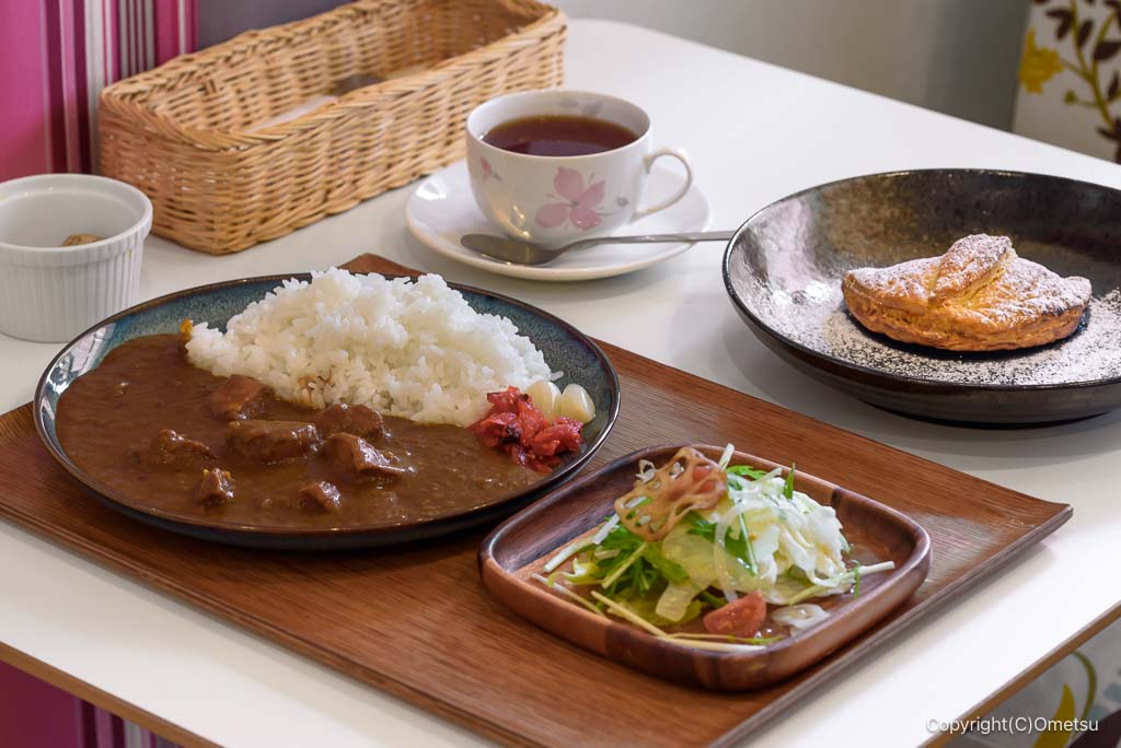 青梅のカレー店・クミンの、チキンカレーとアップルパイ