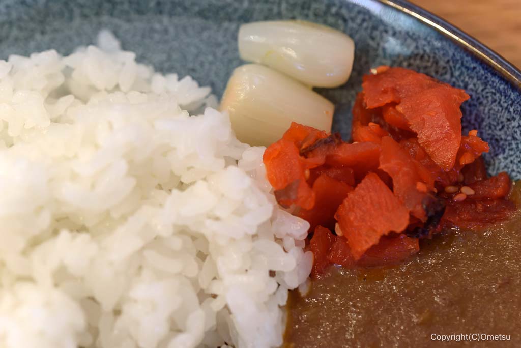 青梅のカレー店・クミンの、福神漬けとラッキョウ