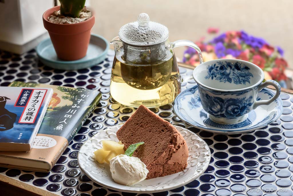 青梅 パングル・バーンの、シフォンケーキとドリンク