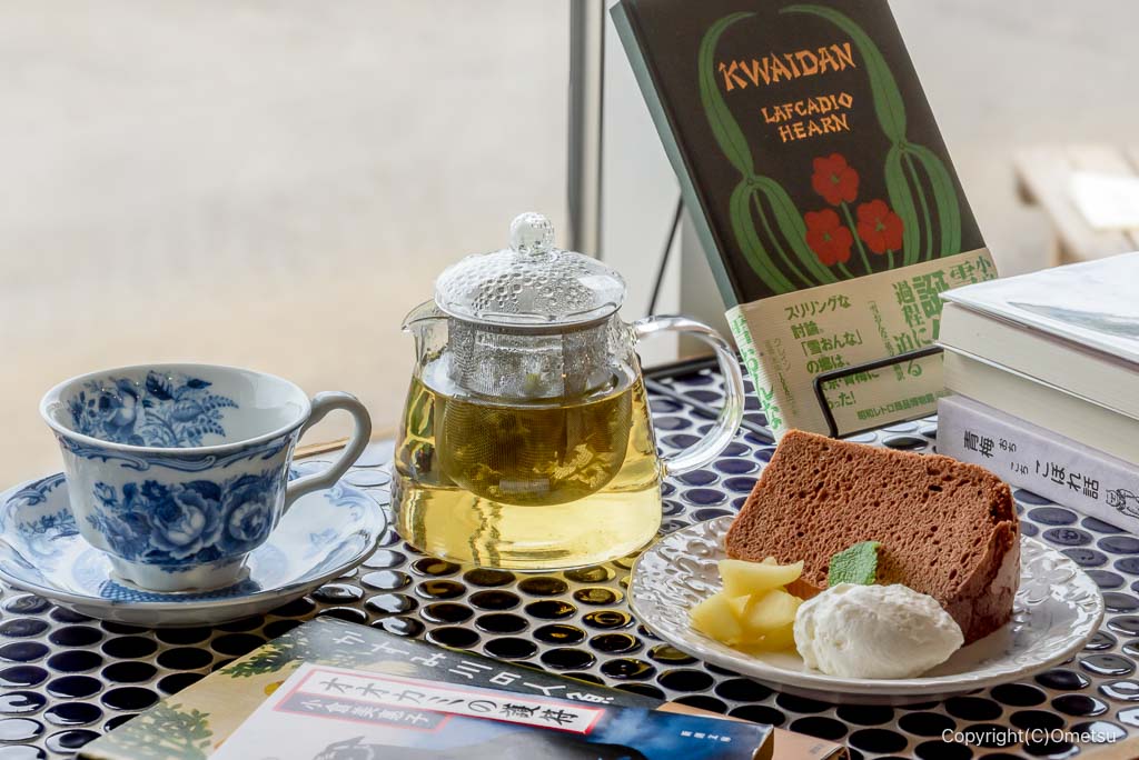 青梅 パングル・バーンの、カフェスペースと本