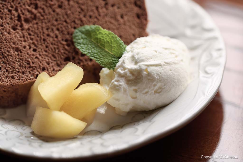 青梅 パングル・バーンの、シフォンケーキの、クリームとフルーツ