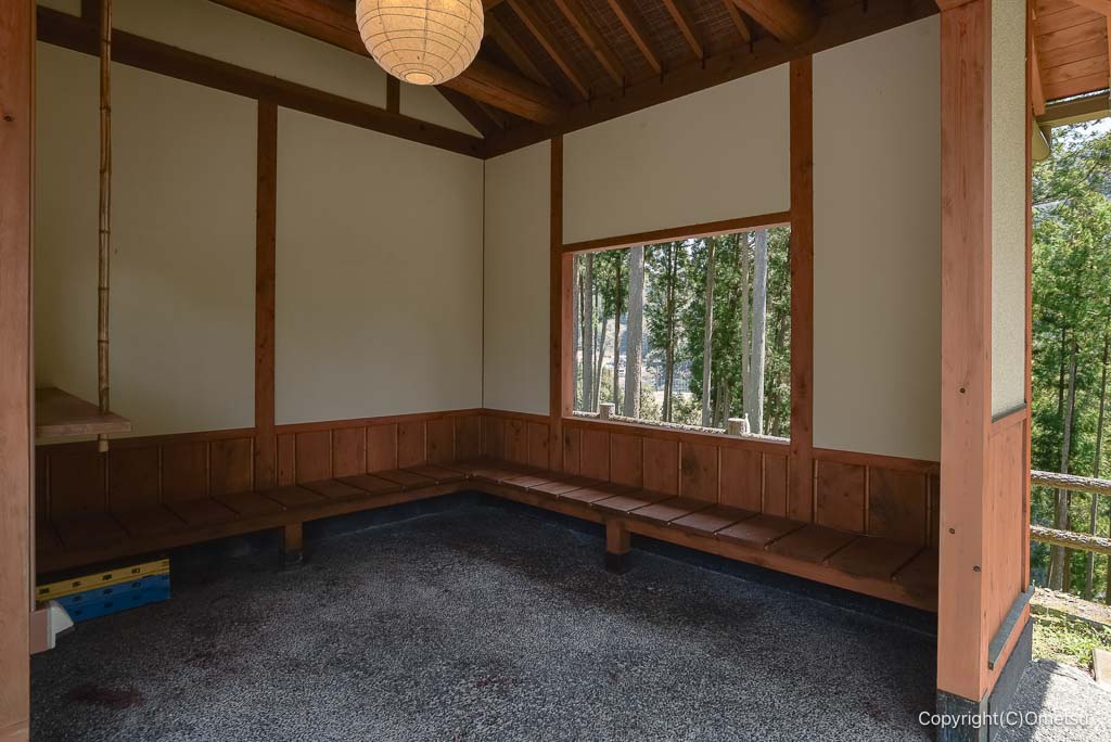 奥多摩・むかし道の槐木観光トイレの、休憩所