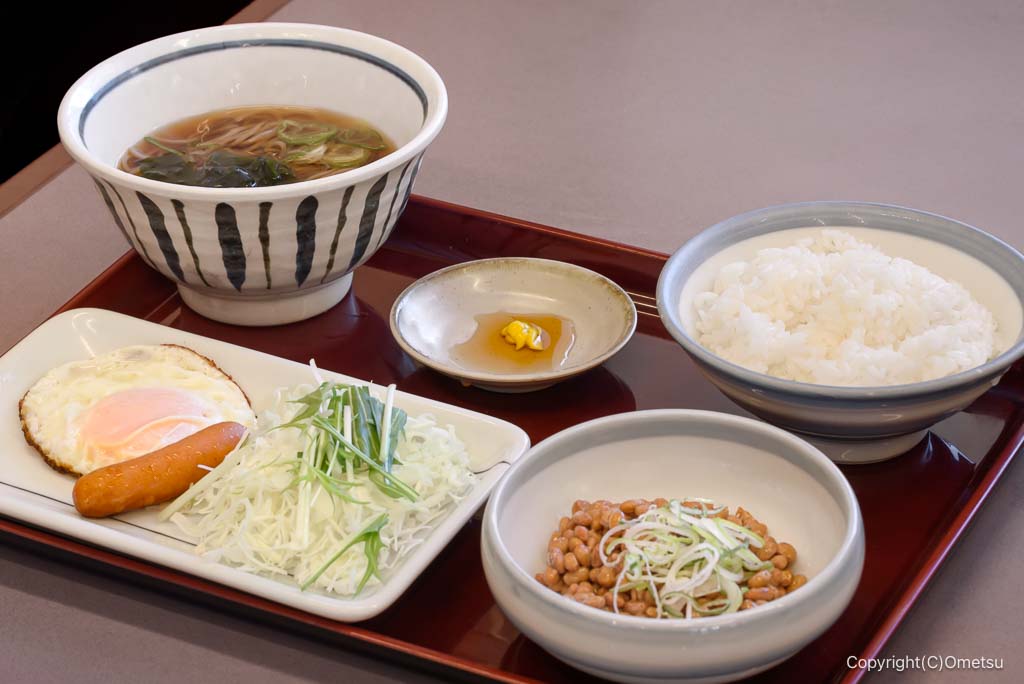 山田うどん食堂の、菅谷の納豆&目玉焼き朝定食