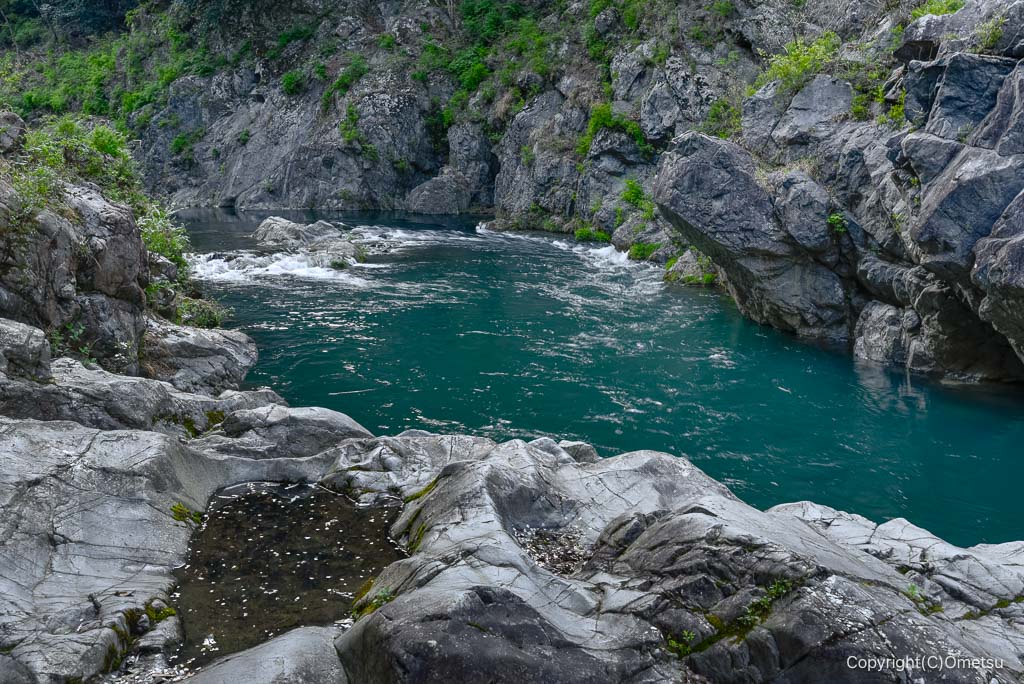 奥多摩・鳩ノ巣渓谷の岩壁