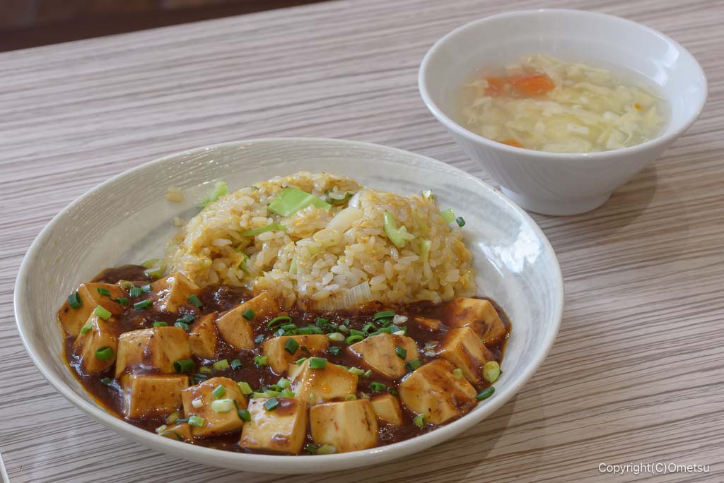 餃子食坊やまとイオンモール日の出店の、麻婆炒飯とスープ
