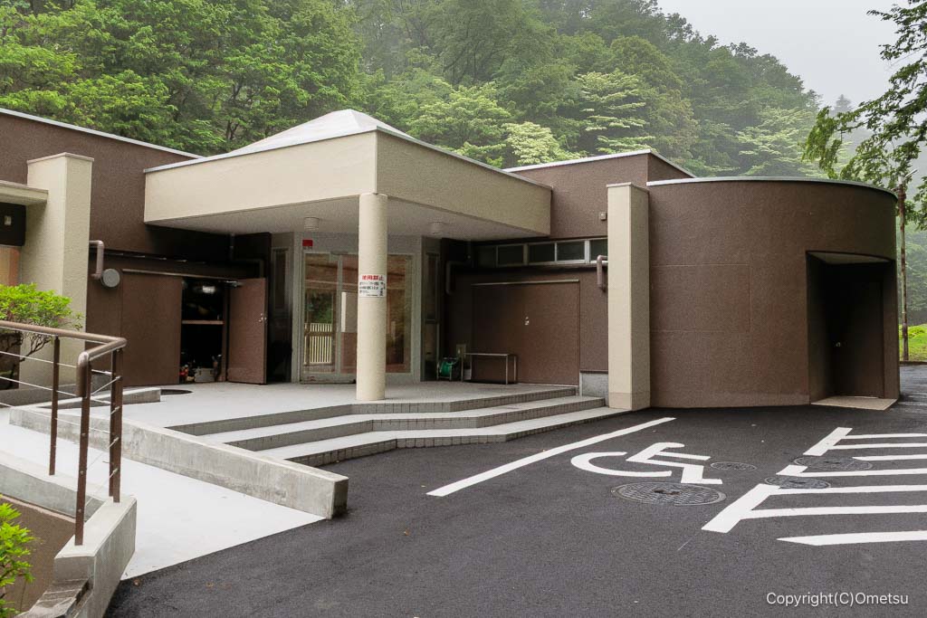 青梅市、風の子・太陽の子広場管理棟・入口