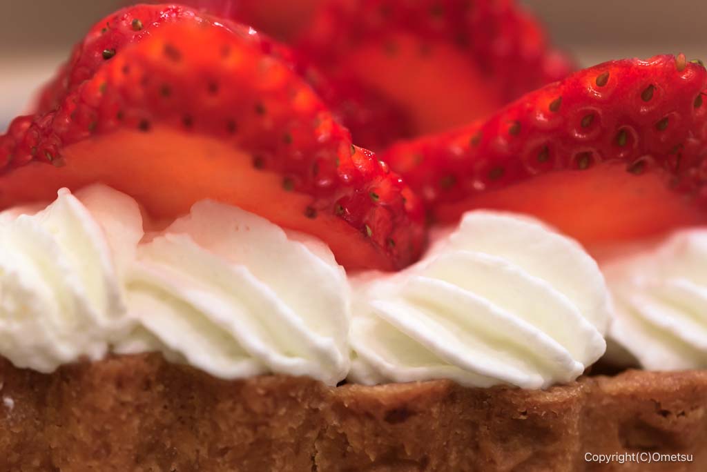 日の出町・ヒノサクの、いちごタルトのクリーム