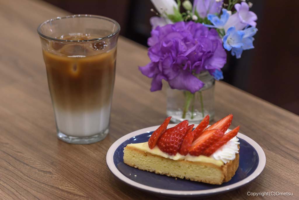 日の出町・ヒノサクの、タルトとカフェオレ