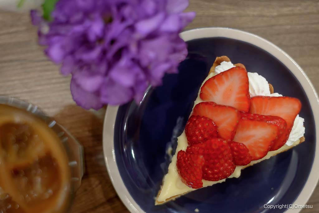 日の出町・ヒノサクの、いちごタルトのカスタード
