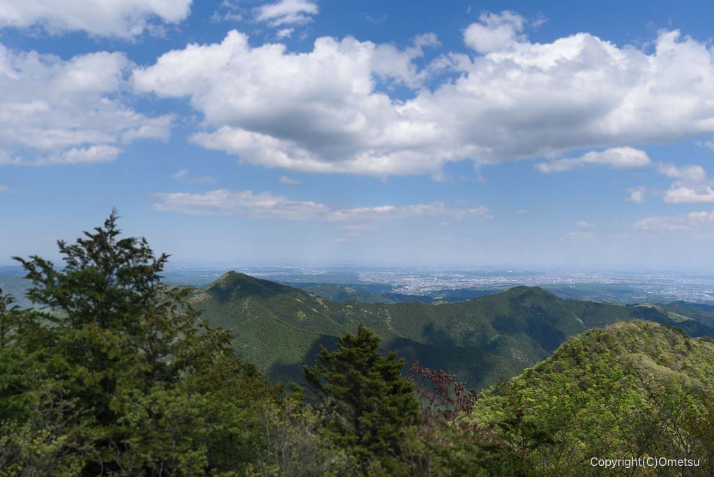 奥多摩・上高岩山の展望台からの日の出山