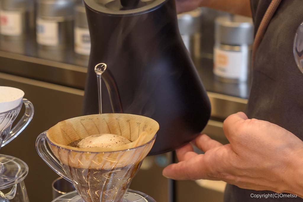 羽村・まいまいず珈琲の、ドリップ光景