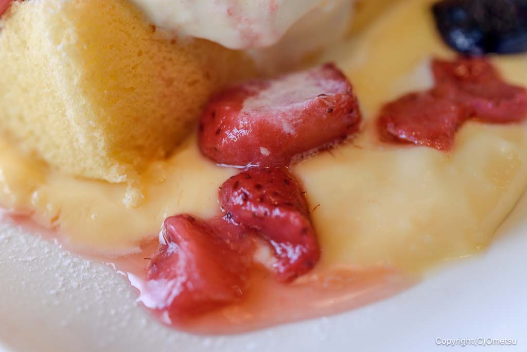 青梅「Social Good Place cafeころん」の、シフォンアイスケーキのイチゴ