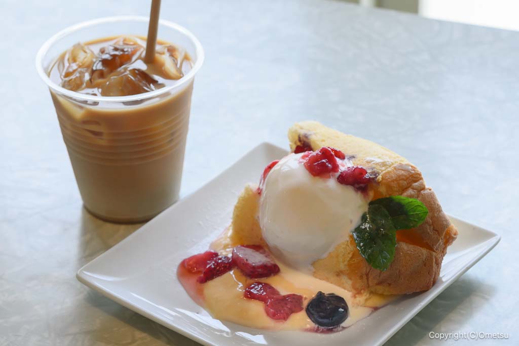青梅「Social Good Place cafeころん」の、シフォンアイスケーキと、コーヒー