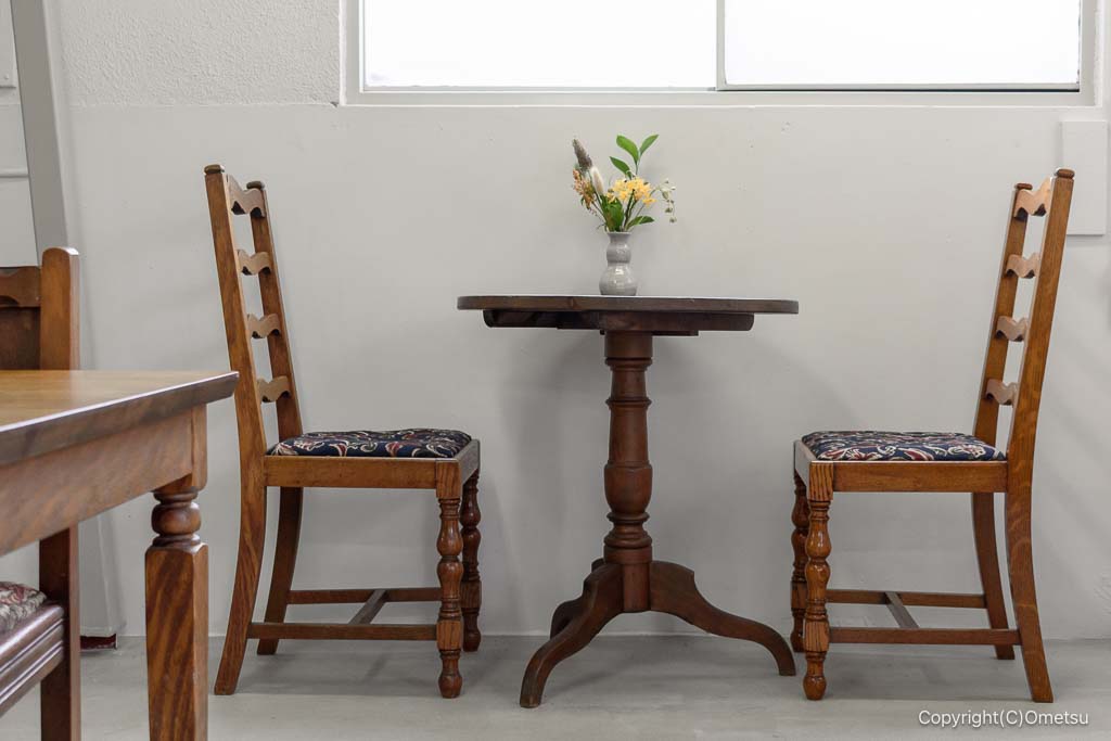 青梅・ORITOのカフェの椅子とテーブル