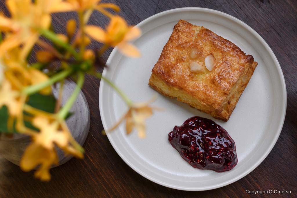 青梅・ORITOの、発酵バタースコーンと、花