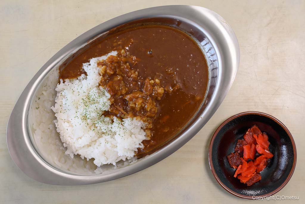 青梅市柚木町の、カレー男の、牛すじカレーと、福神漬け