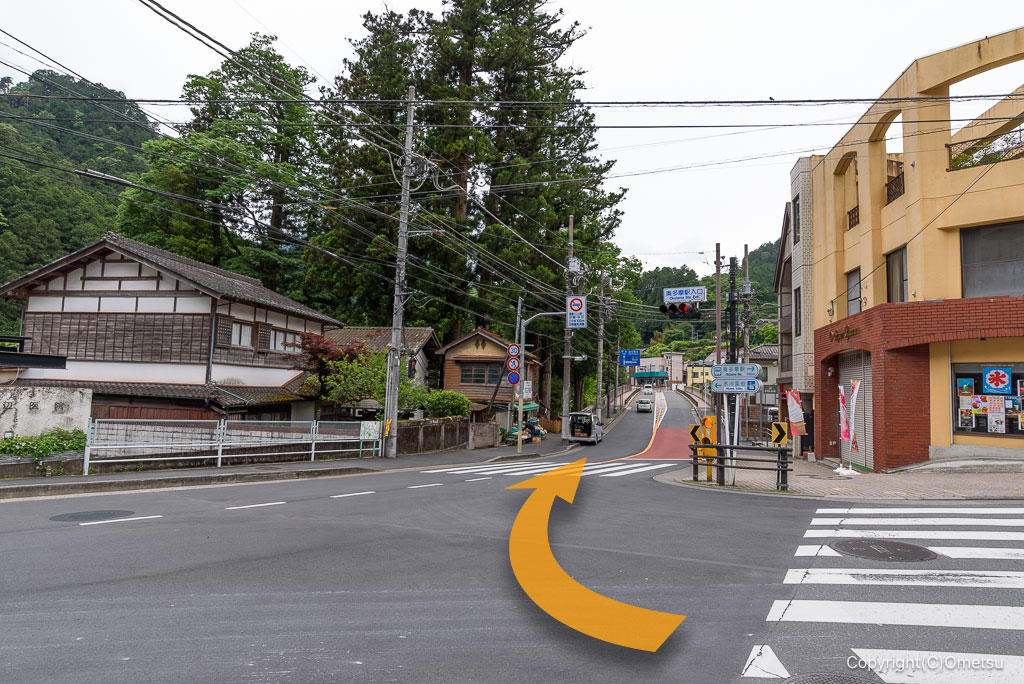 奥多摩駅雨交差点