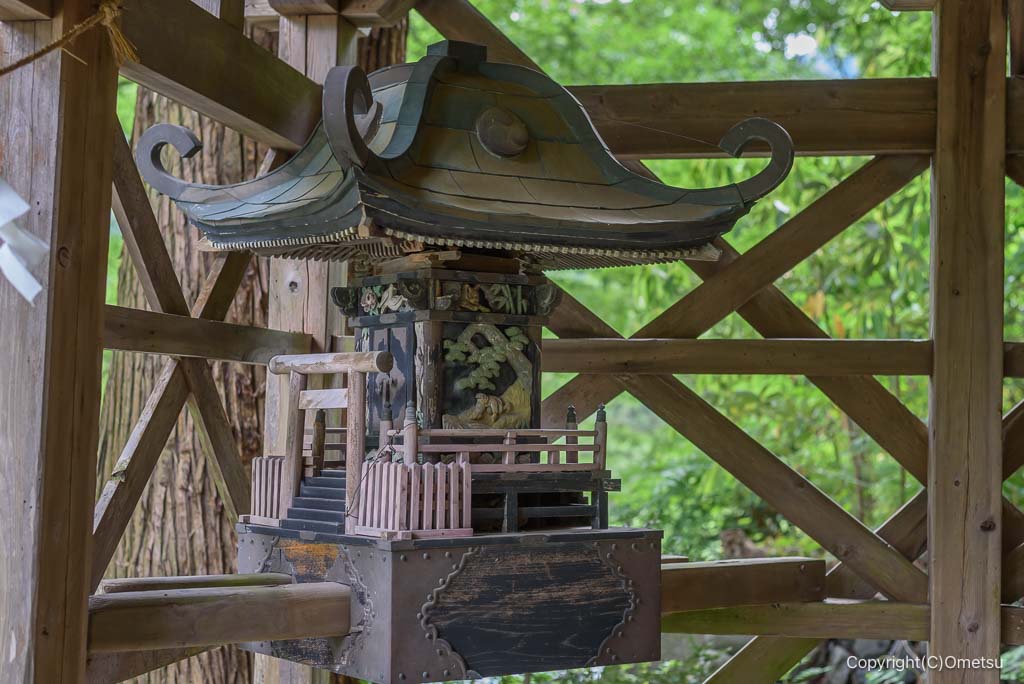 奥多摩・羽黒三田神社、随神門の神輿