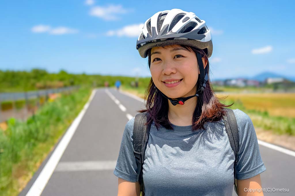 サイクルロードで自転車に乗る女性