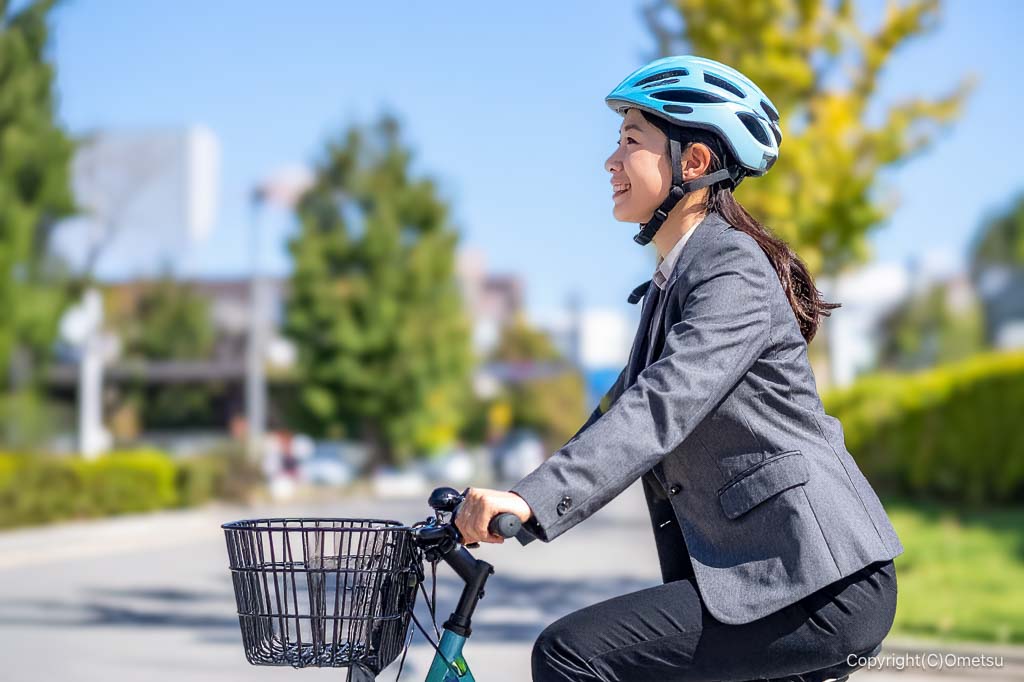 街中で、自転車に乗る女性