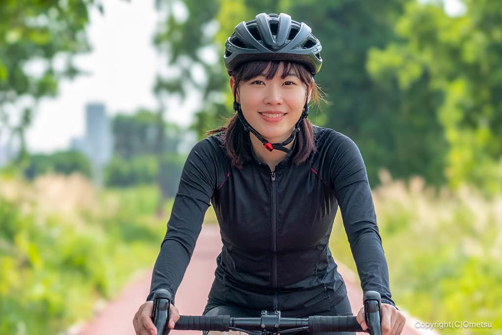 自転車道で、自転車に乗る女性