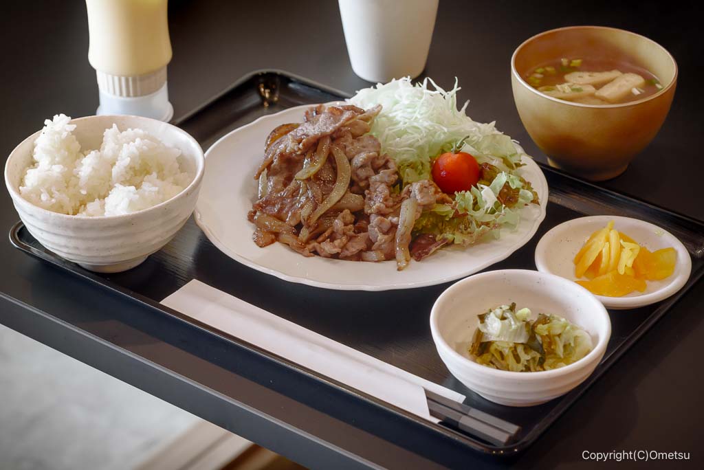 福生・田園よもやま食堂の「たっぷりしょうが焼き定食」