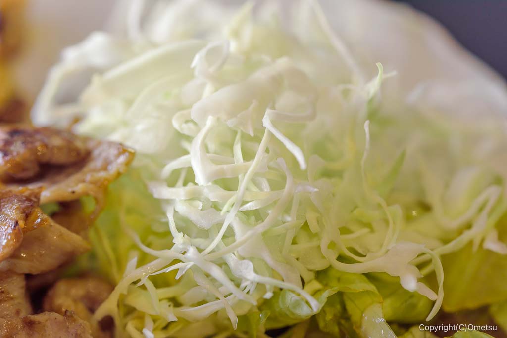 福生・田園よもやま食堂の、生姜焼きのキャベツの付け合わせ