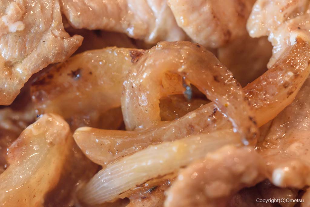 福生・田園よもやま食堂の。生姜焼きのタマネギ