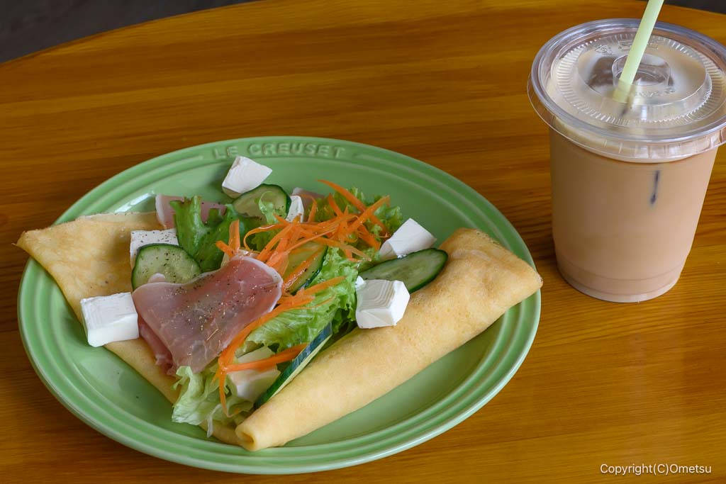 あきる野・FLORESの、生ハムクリームチーズ野菜クレープと、カフェラテ