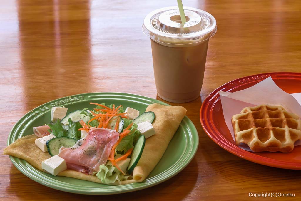 あきる野・FLORESの、生ハムクリームチーズ野菜クレープと、プレーンワッフル
