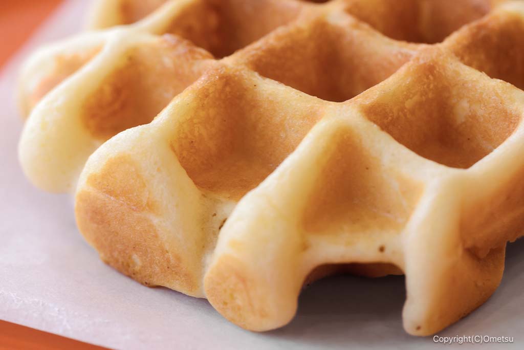 あきる野・FLORESの、プレーンワッフルの表面